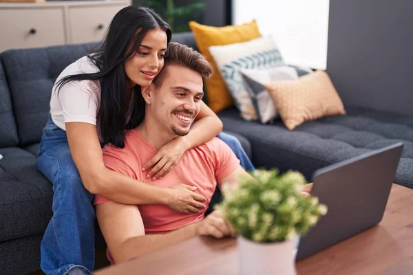Man Vrouw Paar Met Behulp Van Laptop Zittend Bank Thuis — Stockfoto