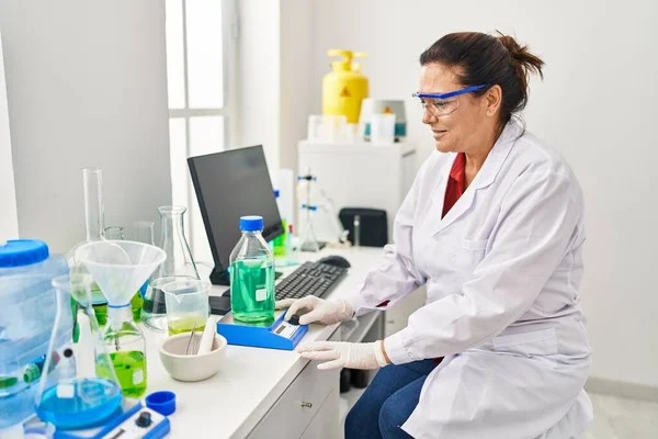 Middle Age Hispanic Woman Wearing Scientist Measuring Liquid Laboratory — Stockfoto
