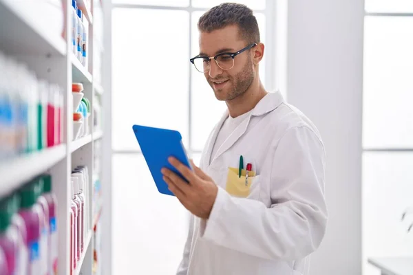 Young Caucasian Man Pharmacist Using Touchpad Working Pharmacy — Fotografia de Stock