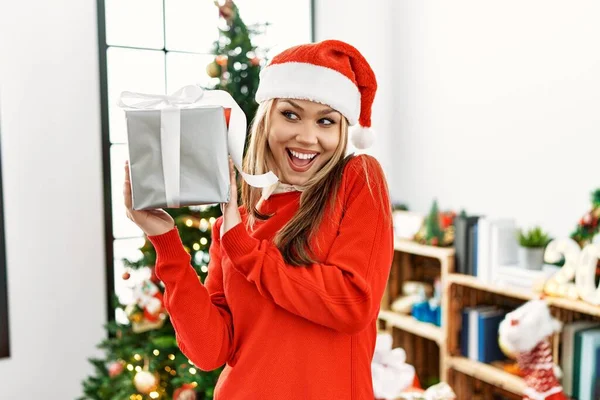 Young Caucasian Woman Holding Gift Standing Christmas Tree Home — Stock Photo, Image