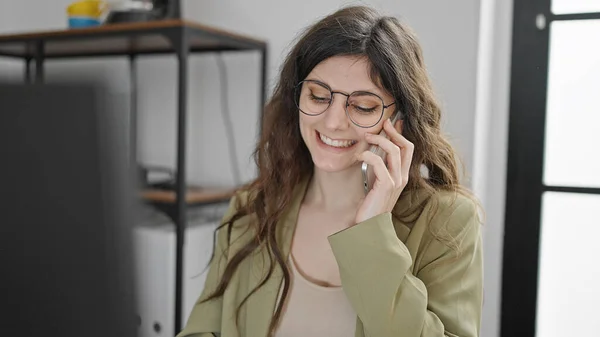 Νεαρή Όμορφη Ισπανόφωνη Επιχειρηματίας Χρησιμοποιώντας Υπολογιστή Μιλώντας Στο Smartphone Στο — Φωτογραφία Αρχείου