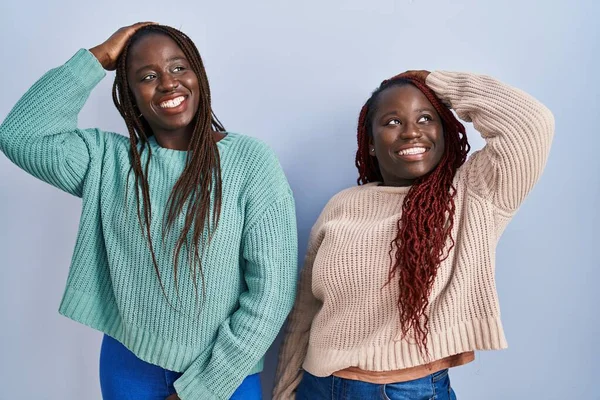 Две Африканки Стоящие Синем Фоне Улыбающиеся Уверенные Себе Трогательные Волосы — стоковое фото