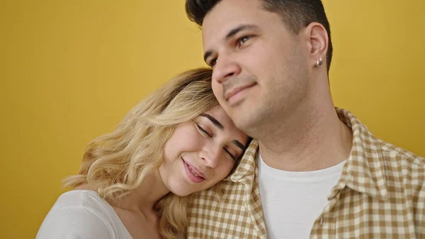 Homem Mulher Casal Sorrindo Confiante Juntos Sobre Fundo Amarelo Isolado — Fotografia de Stock