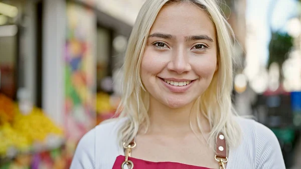 Jovem Bela Mulher Hispânica Sorrindo Confiante Vestindo Avental Loja Frutas — Fotografia de Stock