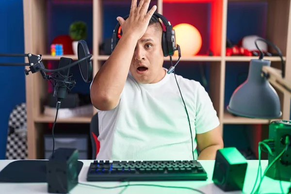 Young Hispanic Man Playing Video Games Surprised Hand Head Mistake — 스톡 사진