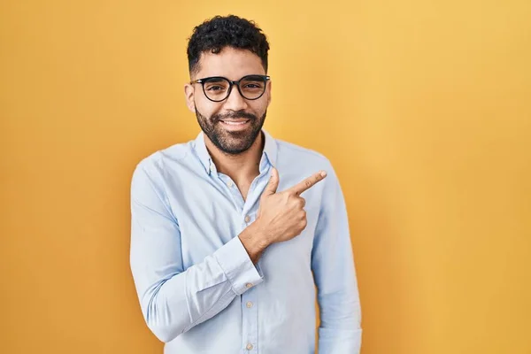 Hispanic Man Beard Standing Yellow Background Cheerful Smile Face Pointing — Stock Photo, Image