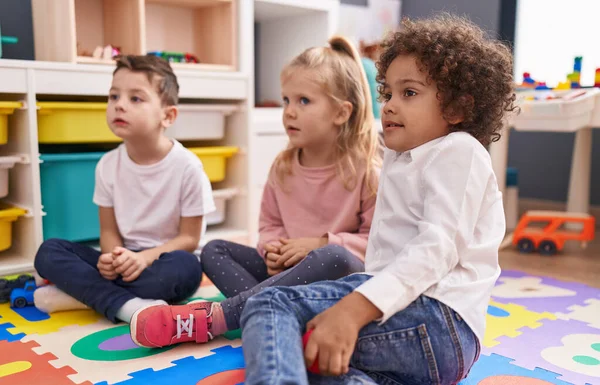 Stock image Group of kids sitting on floor with relaxed expression at kindergarten