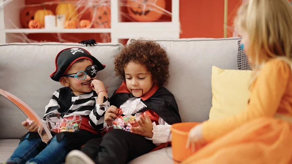 Grupa Dzieci Kostiumie Halloween Jedzących Cukierki Domu — Zdjęcie stockowe