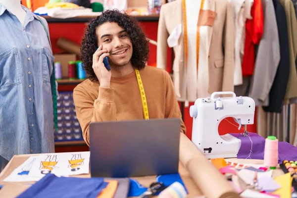 Jonge Latin Man Kleermaker Praten Smartphone Met Behulp Van Laptop — Stockfoto