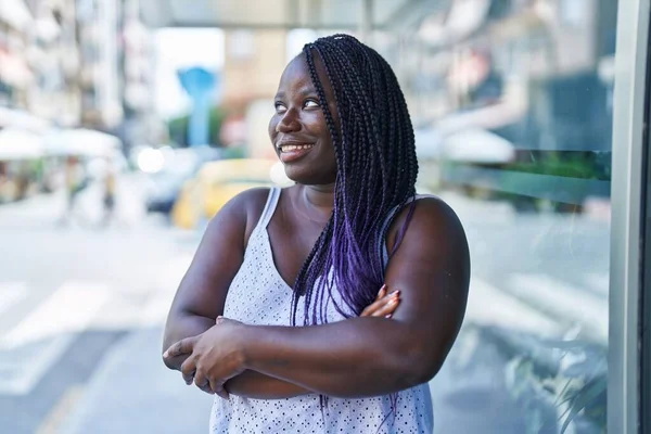 Африканская Американка Стоящая Скрещенными Руками Улице — стоковое фото