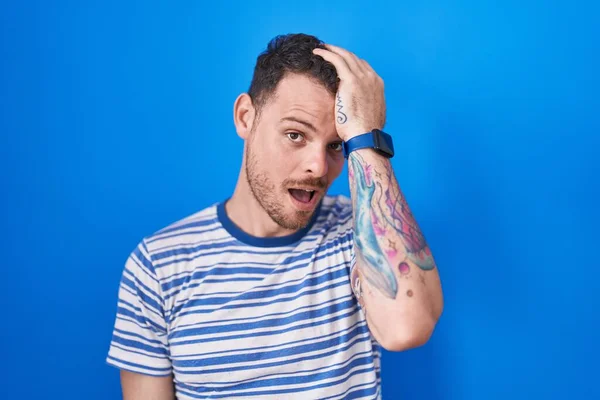 Young Hispanic Man Standing Blue Background Surprised Hand Head Mistake — Foto Stock