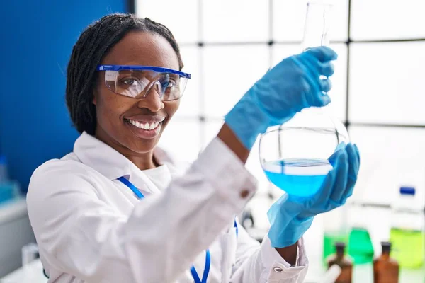 Sıvı Laboratuarı Ölçen Bilim Adamı Üniforması Giyen Afrikalı Amerikalı Kadın — Stok fotoğraf