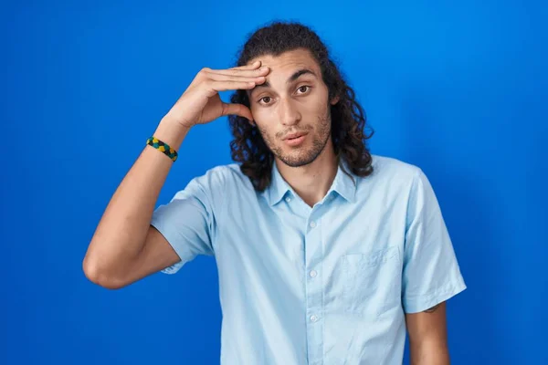 Mladý Hispánec Stojící Nad Modrým Pozadím Strachoval Zdůrazňoval Problém Rukou — Stock fotografie