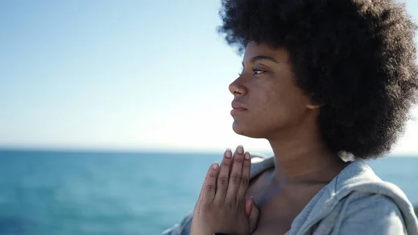 Donna Afroamericana Che Prega Mare — Foto Stock