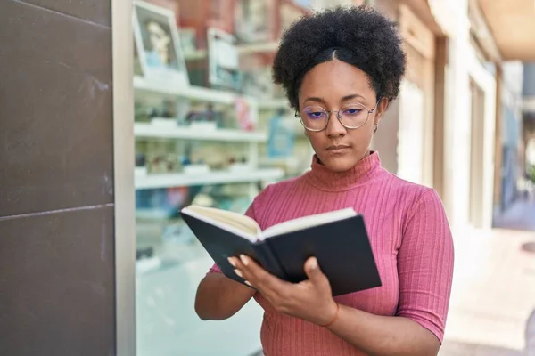 Afroamerikanerin Liest Buch Auf Der Straße — Stockfoto
