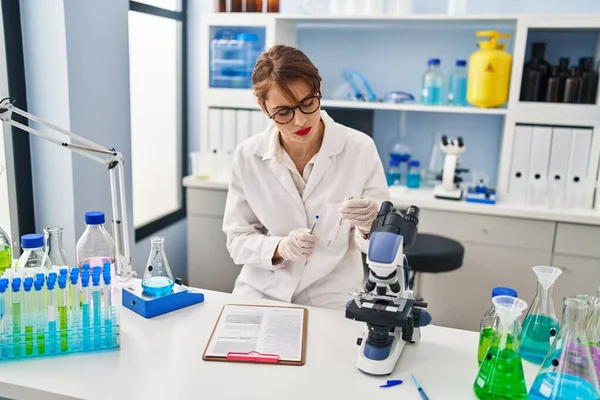 Jonge Blanke Vrouw Dragen Wetenschapper Uniform Houden Reageerbuis Laboratorium — Stockfoto