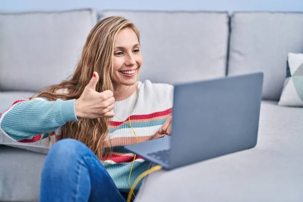 Fiatal Szőke Használ Laptop Otthon Mosolyog Boldog Pozitív Hüvelykujj Fel — Stock Fotó