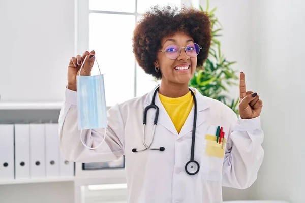 Ung Afrikansk Amerikansk Kvinna Bär Läkare Uniform Hålla Säkerhet Mask — Stockfoto