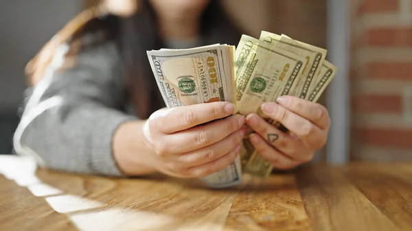 Mãos Mulher Contando Dólares Quarto — Fotografia de Stock