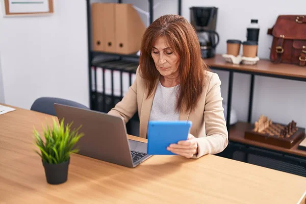 Pracownica Biznesu Średnim Wieku Pomocą Laptopa Touchpad Pracy Biurze — Zdjęcie stockowe