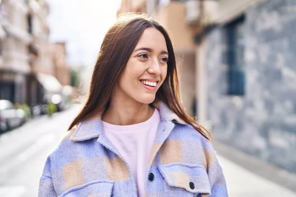 Young Beautiful Hispanic Woman Smiling Confident Looking Side Street — Foto de Stock
