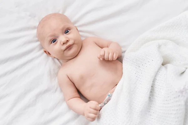 Sevimli Beyaz Bebek Yatak Odasında Uzanıyor — Stok fotoğraf