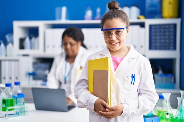 Mãe Filha Jovem Trabalhando Laboratório Cientista Olhando Positivo Feliz Sorrindo — Fotografia de Stock