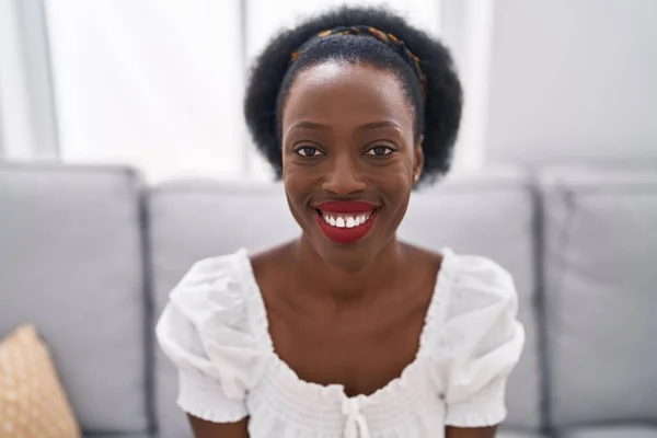Afro Amerikaanse Vrouw Glimlachen Zelfverzekerd Zitten Bank Thuis — Stockfoto