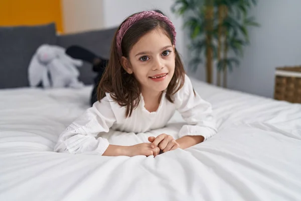 Adorable Chica Hispana Sonriendo Confiada Acostada Cama Dormitorio — Foto de Stock