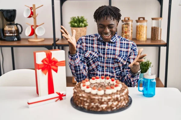 Hombre Africano Con Rastas Celebrando Cumpleaños Celebrando Gran Pastel Chocolate —  Fotos de Stock
