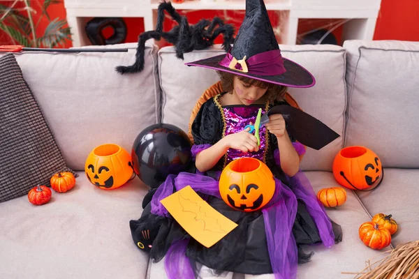 Adorável Menina Hispânica Vestindo Papel Corte Halloween Traje Casa — Fotografia de Stock
