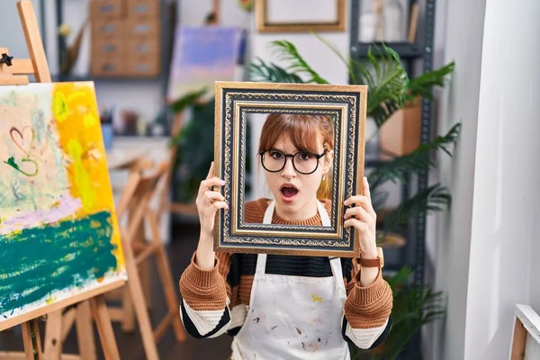 Young Beautiful Artist Woman Face Empty Vintage Frame Shock Face — Stock Photo, Image