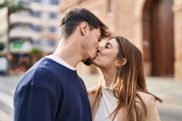 Mand Woman Couple Standing Together Kissing Street — Photo