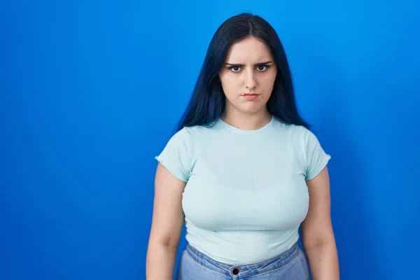 Jong Modern Meisje Met Blauw Haar Staan Blauwe Achtergrond Sceptisch — Stockfoto