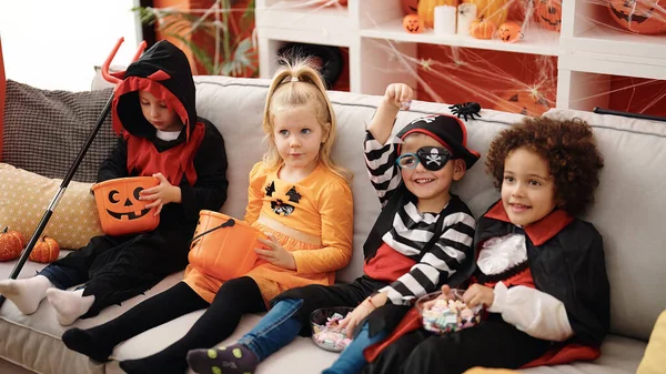Cadılar Bayramı Kostümü Giyen Bir Grup Çocuk Evde Kabak Sepetine — Stok fotoğraf