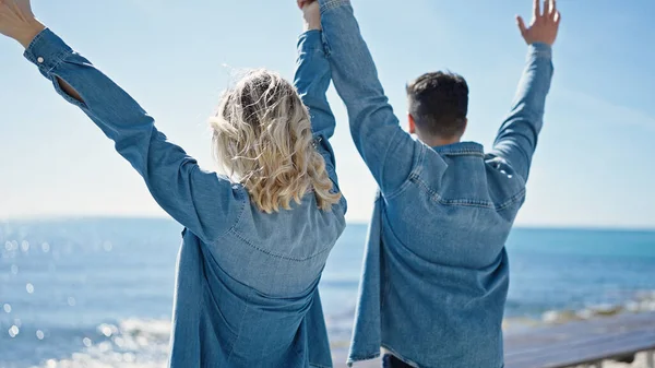 Mann Und Frau Mit Nach Hinten Erhobenen Händen Meer — Stockfoto