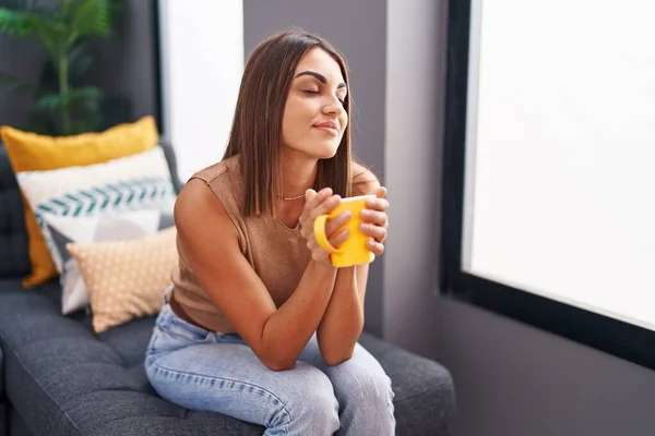 Genç Güzel Spanyol Kadın Evdeki Kanepede Oturup Kahve Içiyor — Stok fotoğraf