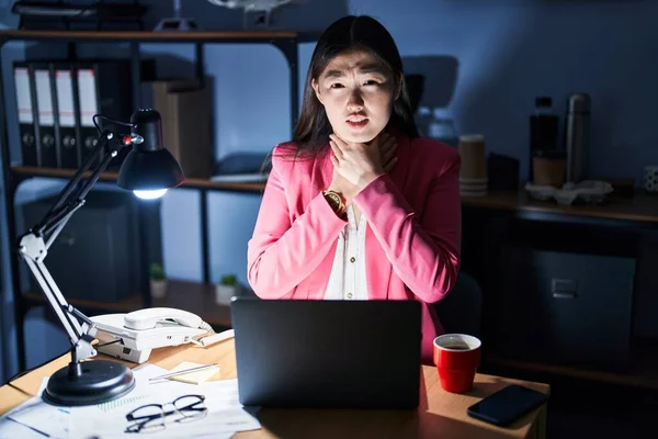 Chinese Young Woman Working Office Night Shouting Suffocate Because Painful — Stock Photo, Image
