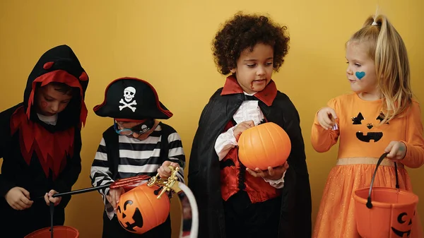 Grupo Crianças Vestindo Traje Halloween Colocando Doces Cesta Abóbora Sobre — Fotografia de Stock