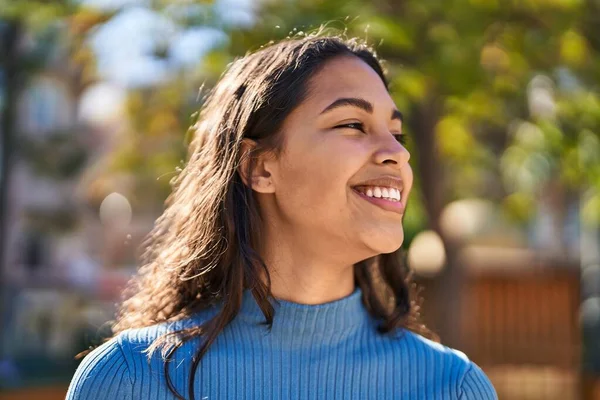 Joven Mujer Afroamericana Sonriendo Confiada Pie Parque — Foto de Stock
