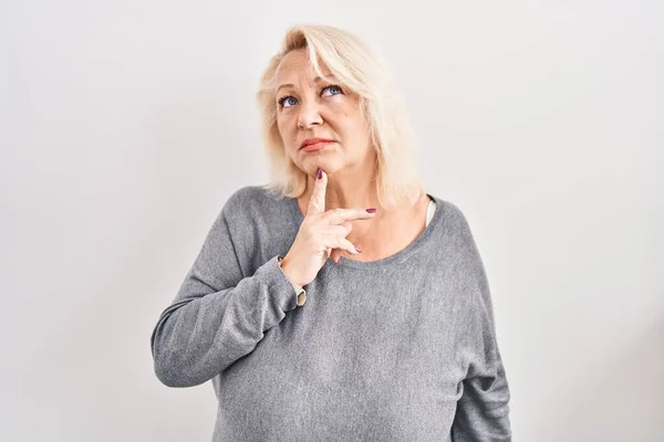 Middle Age Caucasian Woman Standing White Background Thinking Concentrated Doubt — Stock Photo, Image