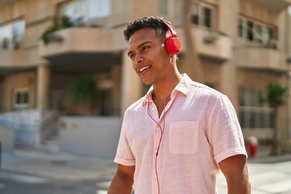 Mladý Latinsky Muž Usměvavý Sebevědomě Poslouchat Hudbu Ulici — Stock fotografie