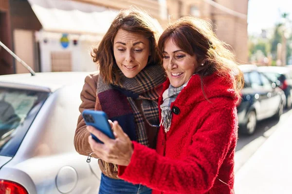 Δύο Γυναίκες Μητέρα Και Κόρη Χρησιμοποιώντας Smartphone Στο Δρόμο — Φωτογραφία Αρχείου