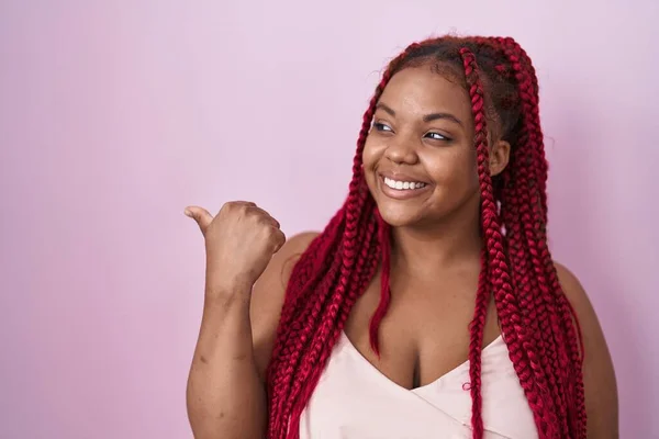 Африканская Американка Плетеными Волосами Стоит Розовом Фоне Улыбаясь Счастливым Лицом — стоковое фото