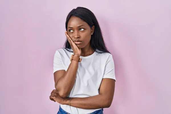 Mujer Joven Africana Con Camiseta Blanca Casual Pensando Que Cansada — Foto de Stock