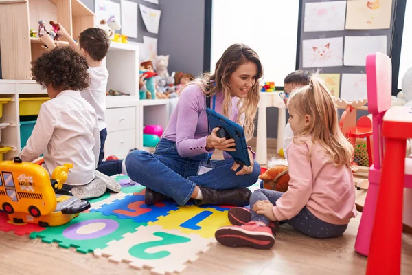 Woman Group Kids Having Lesson Using Touchpad Kindergarten — Stock Photo, Image
