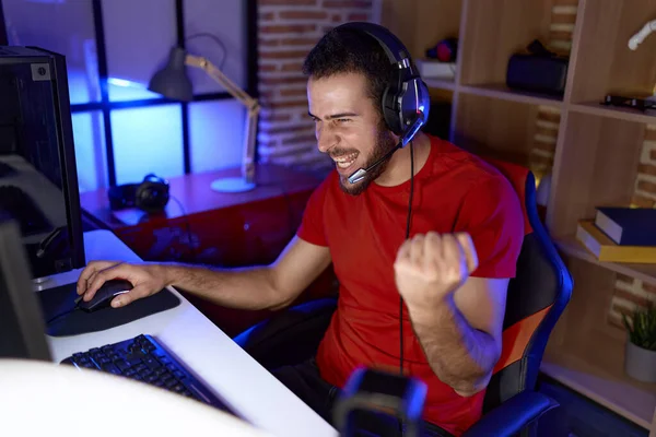 잠수부가 방에서 승자의 표현으로 비디오 게임을 간소화하는 — 스톡 사진