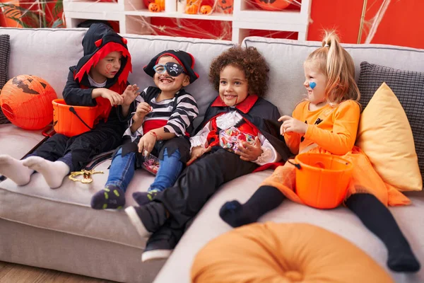 Gyerekek Csoportja Akik Halloween Jelmezt Viselnek Cukorkát Esznek Otthon — Stock Fotó