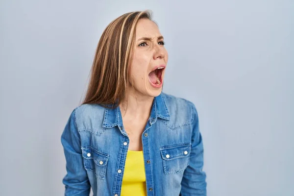 Young Blonde Woman Standing Blue Background Angry Mad Screaming Frustrated — Fotografia de Stock