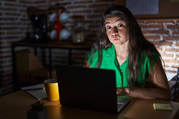 Geceleri Ofiste Çalışan Genç Bir Kız Komik Suratıyla Yanaklarını Şişiriyor — Stok fotoğraf